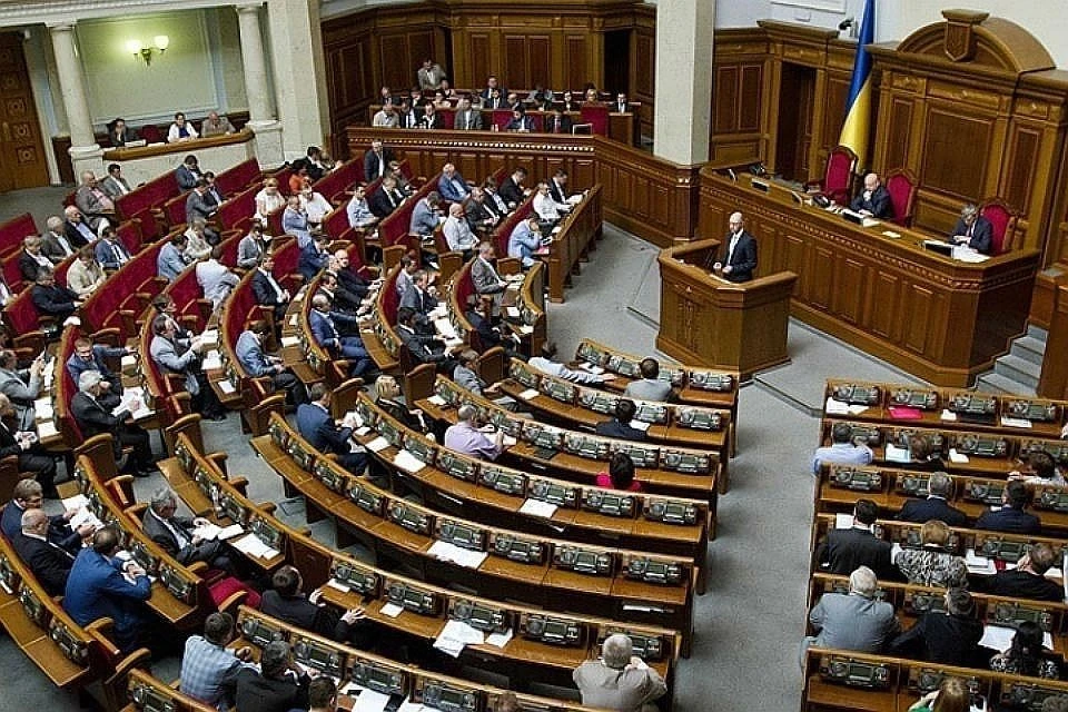 Украинский депутат рассказал о традиции выпивать во время ночной работы в Раде