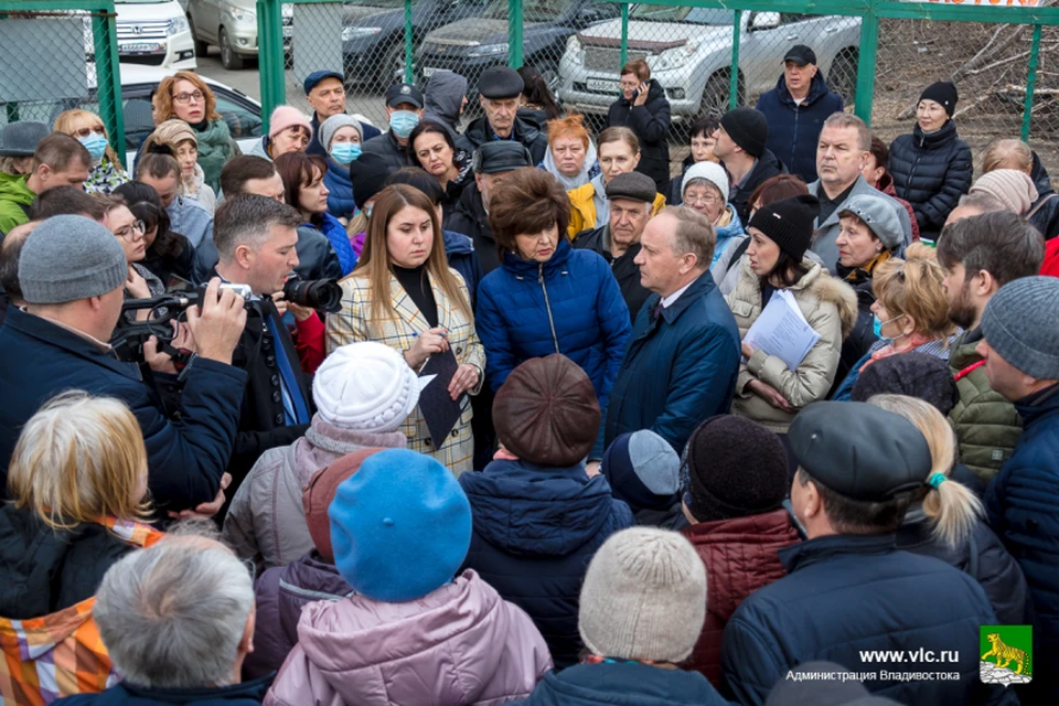 На встрече мэра Владивостока с жителями улиц Кирова, Чапаева и Каспийской. Фото: Евгений Кулешов