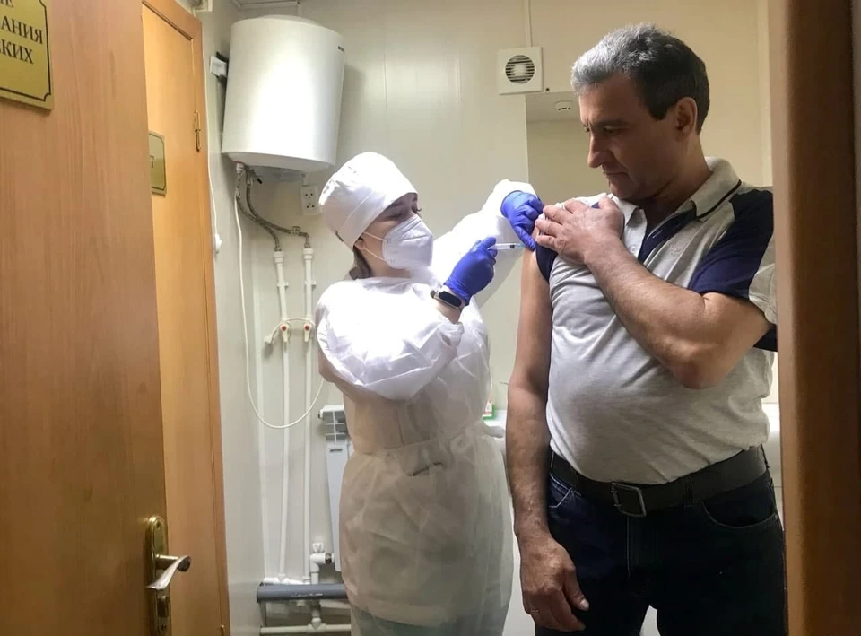 Перед прививкой водителей осматривают медики