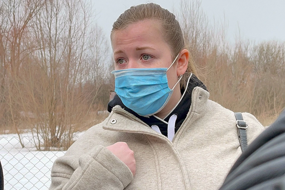 Одна из дочерей Барданова на месте происшествия 30 марта.