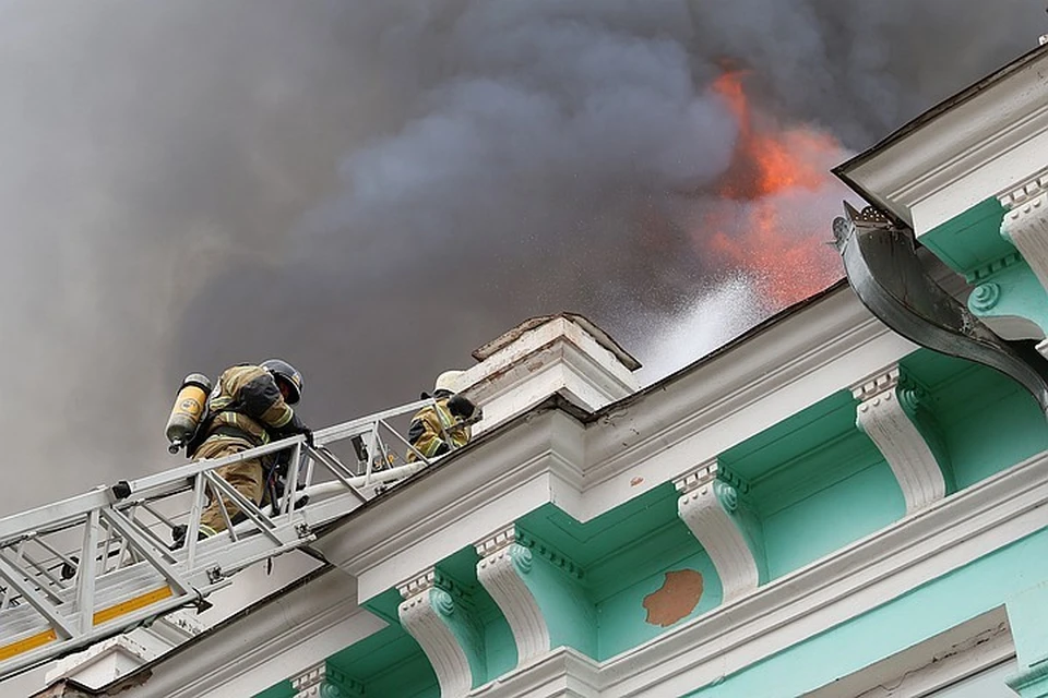 Пожарные делали все возможное, чтобы как можно скорее локализовать огонь и не дать едкому дыму проникнуть в операционную.