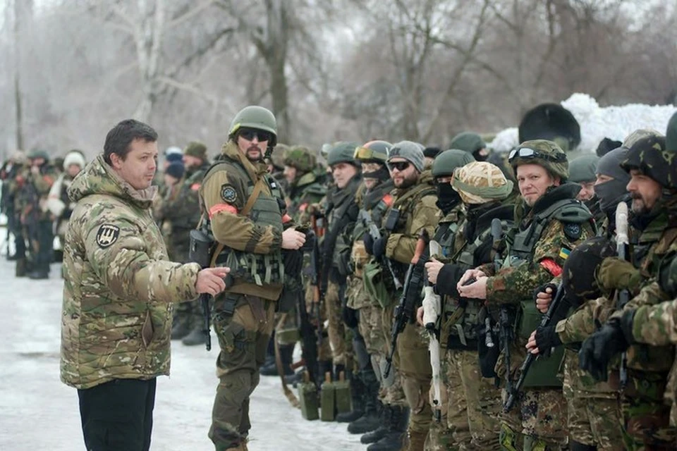 Семенченко (слева) на войне оказался некудышным командиром, зато отличился как мародер. Фото: ФБ/Евгений Шевченко