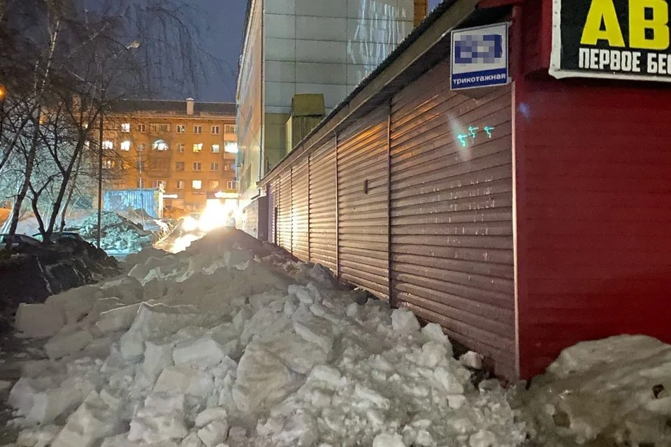 Снег упал с крыши и пока что его никто не убрад. Фото: Новосибирская служба эвакуации «АСТ-54».