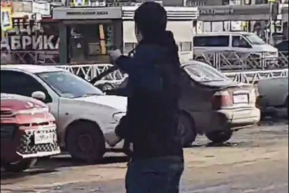 Полиция устанавливает участников конфликта в Брагино. Скриншот с видео, группа "Подслушано в Ярославле"