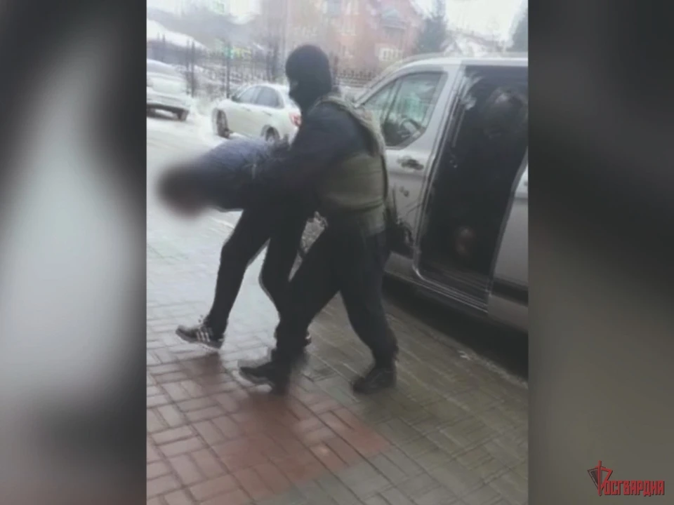 При силовой поддержке СОБР Росгвардии были задержаны подозреваемые в ограблении ломбарда.