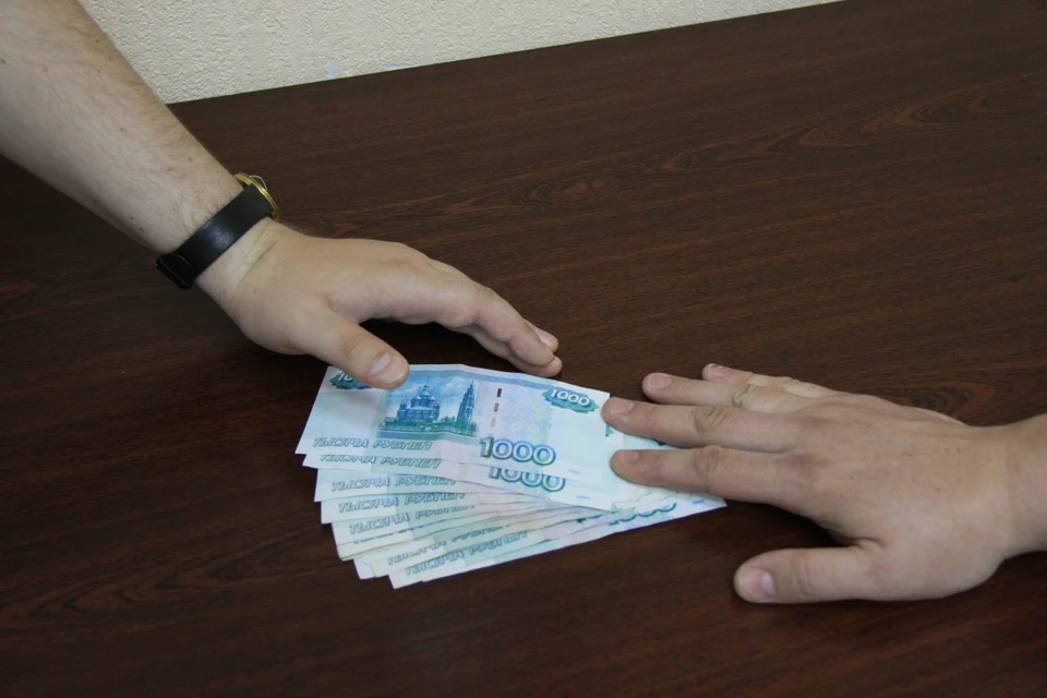 Кроме того, сотрудник налоговой незаконно получил более 50 тысяч рублей от другого предпринимателя