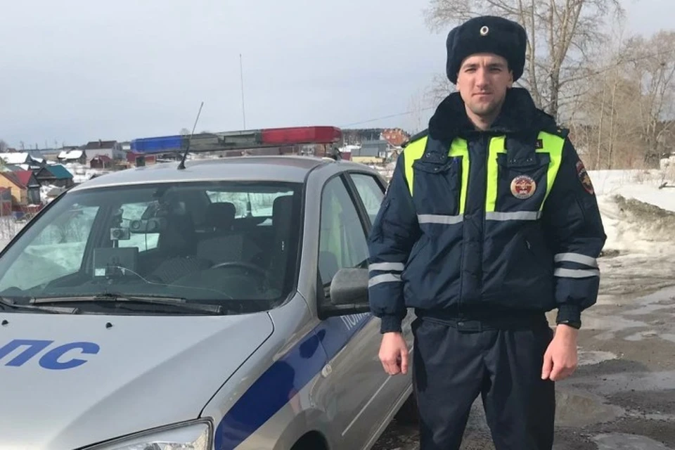 Неравнодушный инспектор ДПС Михаил Копылов помог отставшему от автобуса пенсионеру. Фото: ГУ МВД России по Пермскому краю.