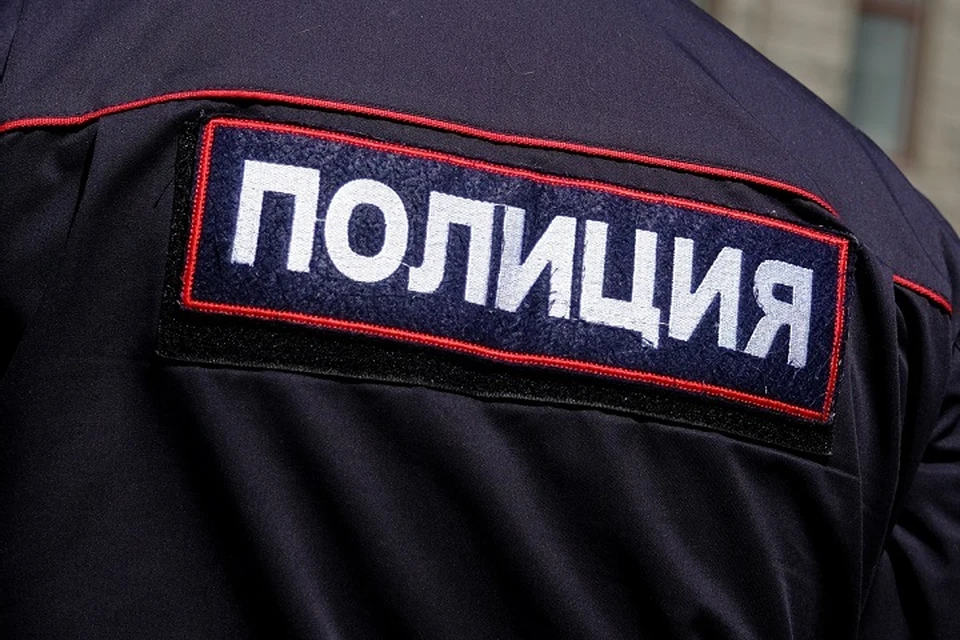 Полиция устанавливает личность женщины в черной куртке и черных штанах.