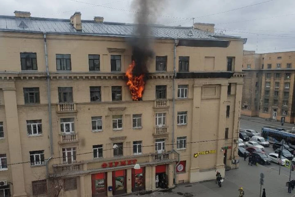 Пожар произошел в жилом доме на Заневском проспекте в Петербурге