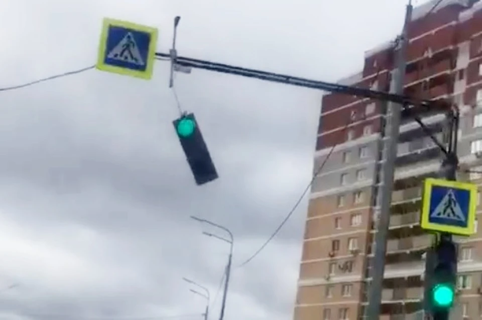 Сильный ветер в Липецке повредил светофор