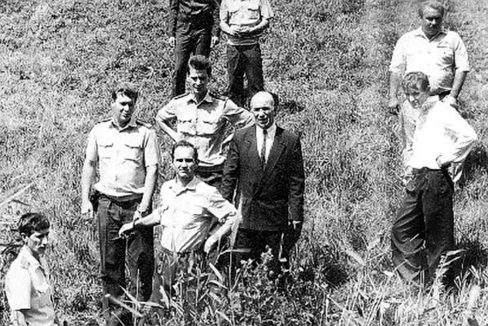 Владимир Муханкин (в центре) во время следственного эксперимента.