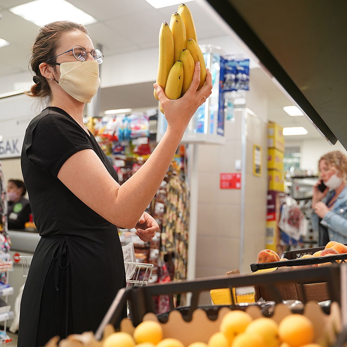 В магазин завезли фрукты. Украинские продукты. Что купить с продуктов. Покупают продукты фильм. Бананы обман.