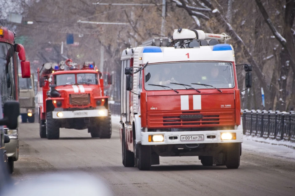 В тушении пожара были задействованы три единицы техники и 13 человек личного состава МЧС