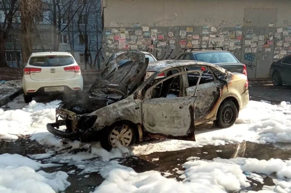 Автомобили сгорели на Шехурдина