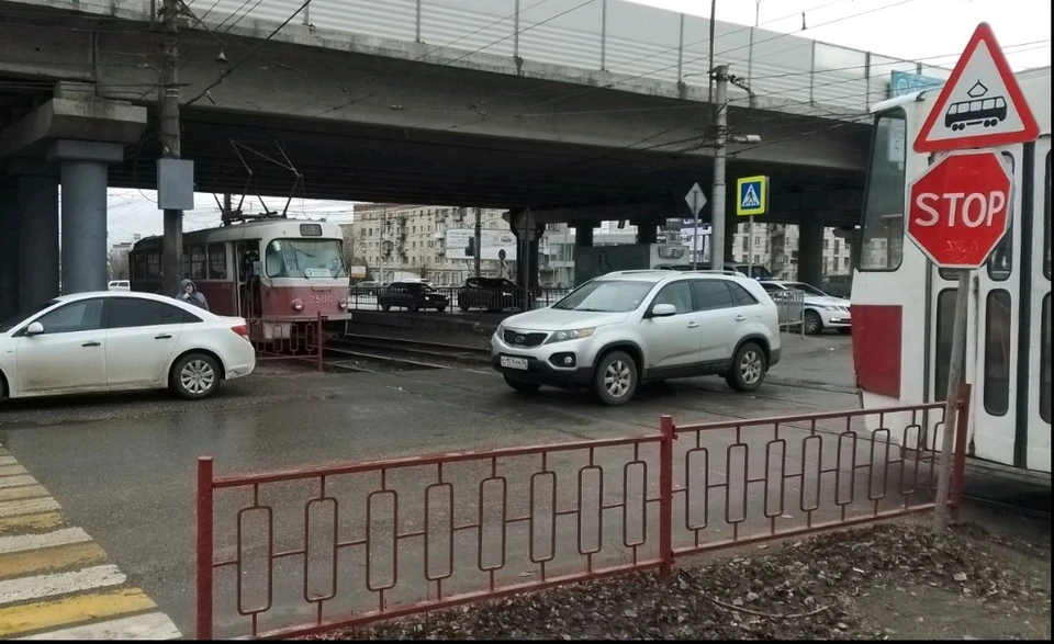 Произошло необычное ДТП в Дзержинском районе Волгограда между остановками «Улица Землячки» и «Академия МВД». Фото администрации Волгограда.