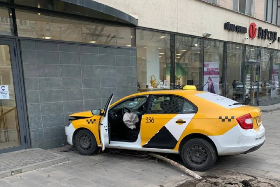 Таксист в Ростове сбил пешехода и протаранил стену. Фото: ГИБДД по РО