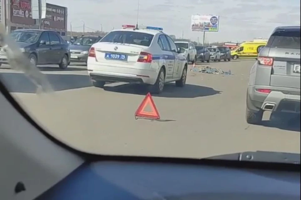 В Ярославле мужчина попал под колеса иномарки. Скриншот с видео, группа "Жесть Ярославль" ВКонтакте