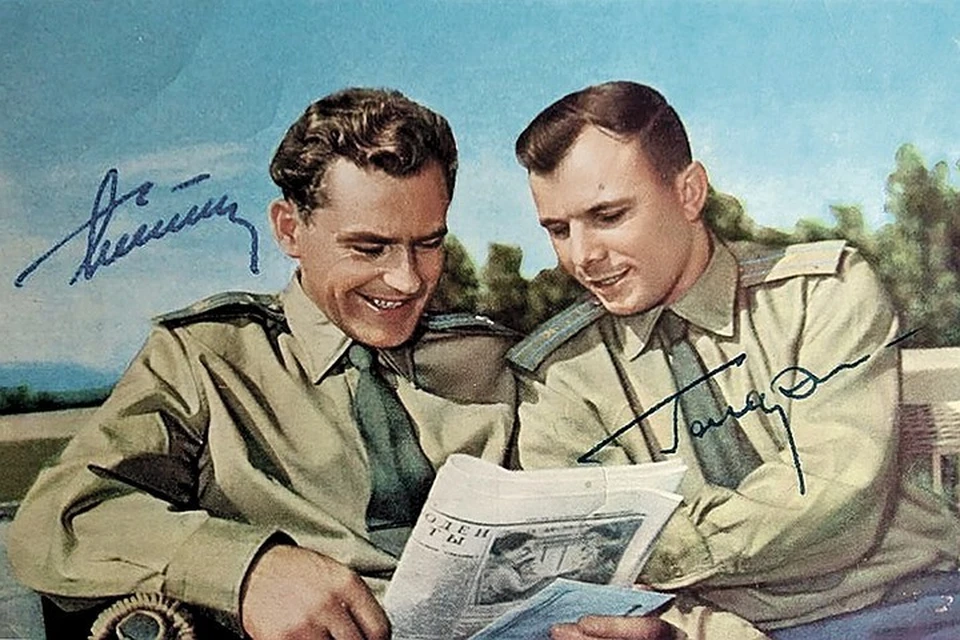 Герман Титов (слева) и Юрий Гагарин подарили юристам свои автографы. Фото Личный архив Елены Зверевой