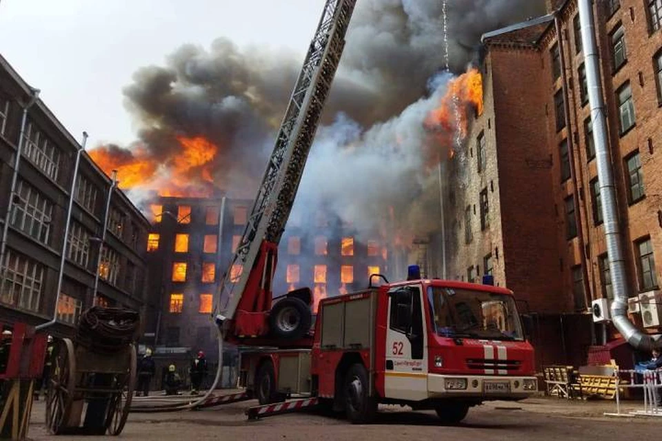 Более 4 тысяч квадратов здания мануфактуры в Петербурге охватил огонь / Фото: МЧС