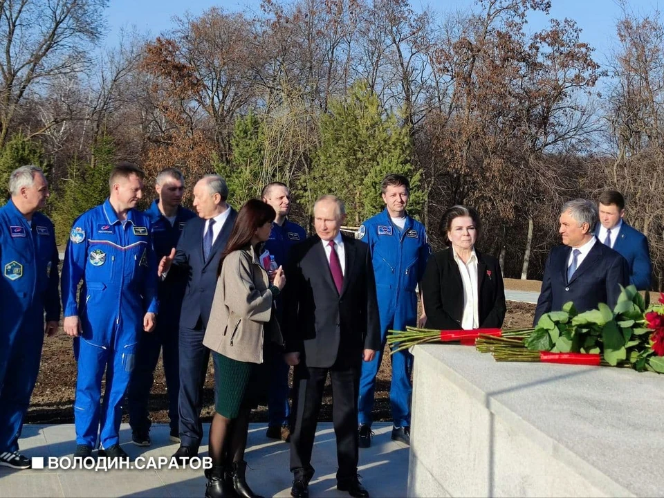 Путин посетил Парк покорителей космоса и возложил цветы к памятнику Юрию Гагарину