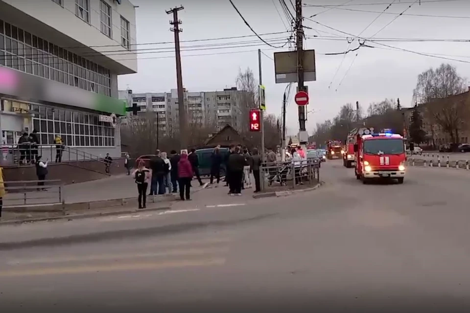 В Твери потушили пожар в ТЦ, произошедший из-за короткого замыкания. Фото: принтскрин видео/группа в ВК/News 69/Максим Короленко.