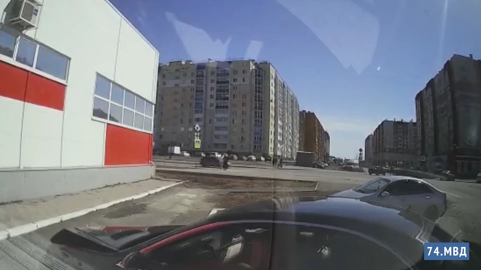 Момент аварии попал на камеру видеорегистратора поврежденного злоумышленниками автомобиля. Фото: ГУ МВД по Челябинской области