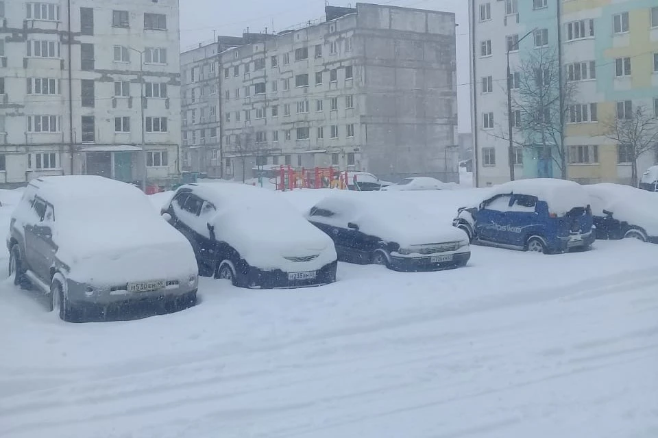 Сугробы во дворах не огорчили местных жителей. Фото: Артур Усманов