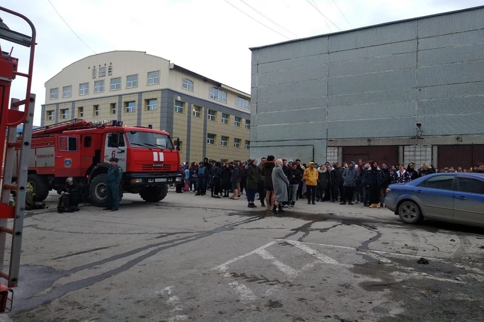 В Новосибирске из горящего общежития спаслись 600 человек. Фото: ГУ МЧС по НСО.