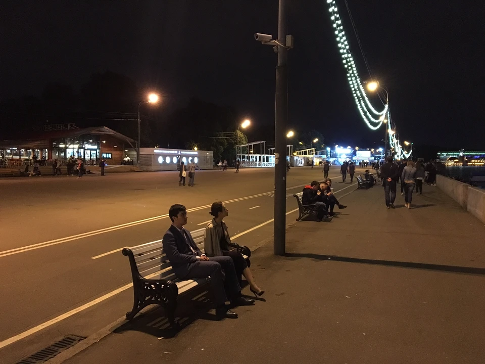 14 апреля ночь. Митино ночью. Апрель 2021 фото Москва. Ночью плюс 21. В Москве сейчас день или ночь.