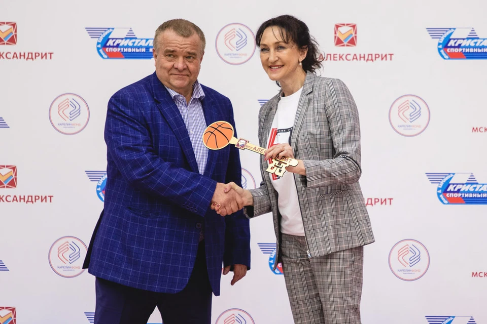 Виктор Голубев передает символический ключ от «Александрита» Ирине Минх. Фото: Ксения Воробьева.