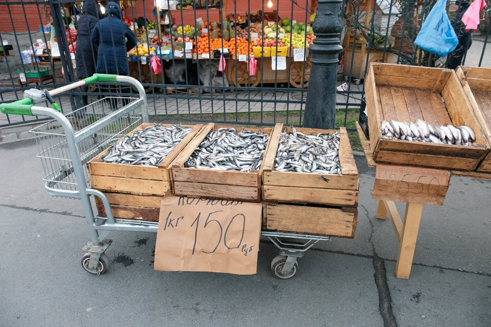 Сезон уличной торговли корюшкой продлится с 15 апреля по 31 мая.