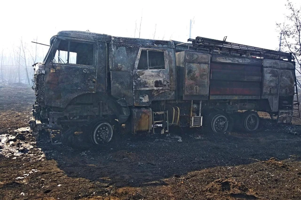 Пожарная машина сгорела во время тушения пожара в поле