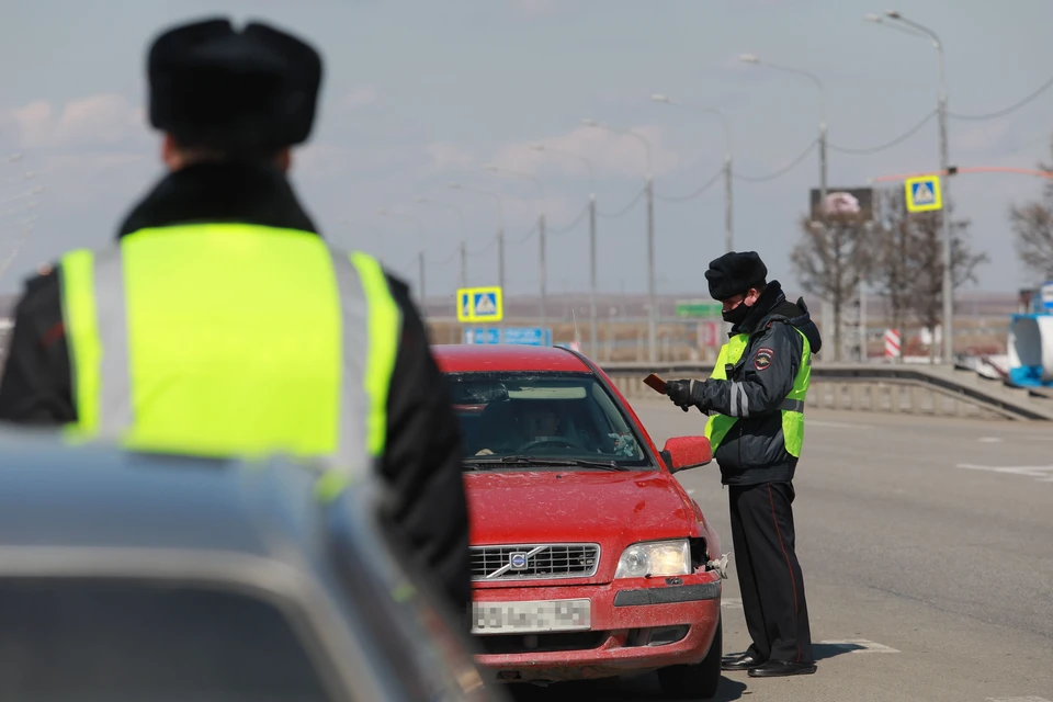 Инспекторы доставили буйную автоледи в изолятор.