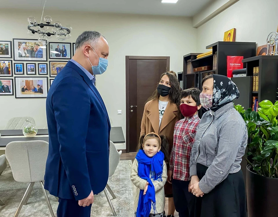 Игорь Додон начинает кампанию по оказанию помощи многодетной семье скончавшего священника. Фото:facebook/dodon.igor