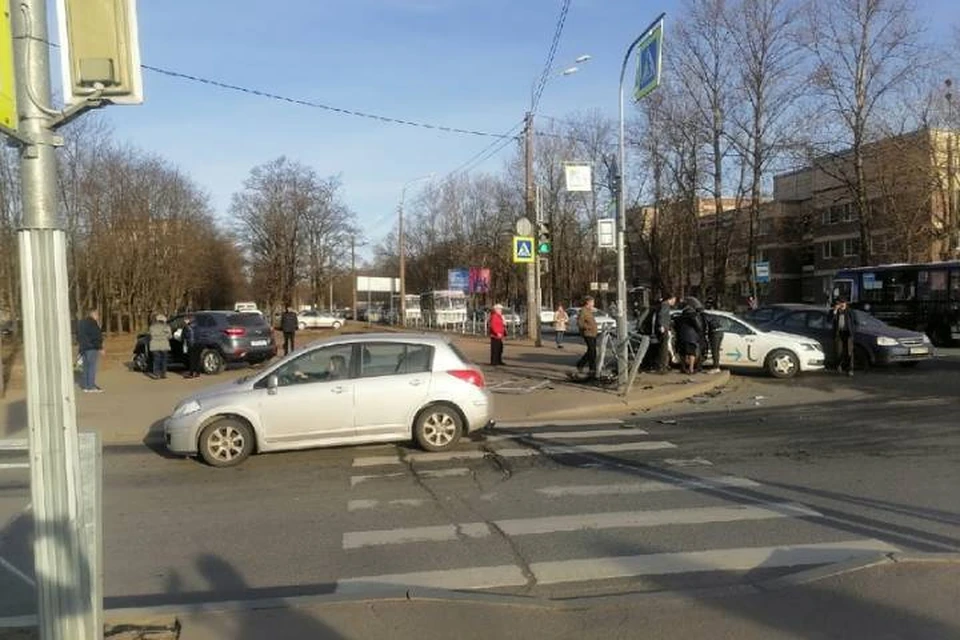 В Петербурге две машины вынесло на тротуар при аварии