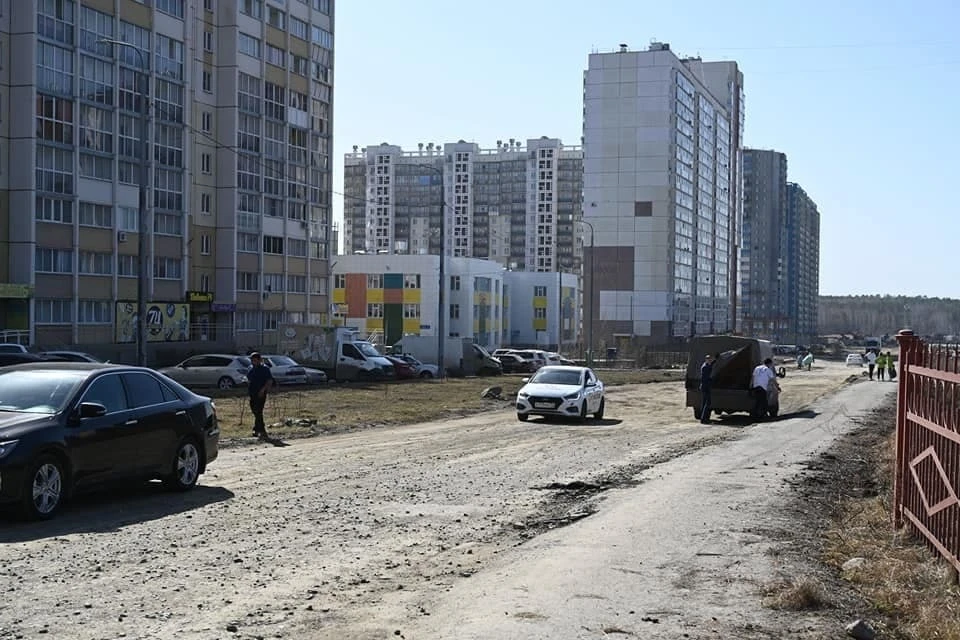 На улице Наркома Малышева до сих пор дорога-грунтовка. Местные жители расхлебывают последствия прежней градостроительной политики. Фото: Людмила Ковалева.