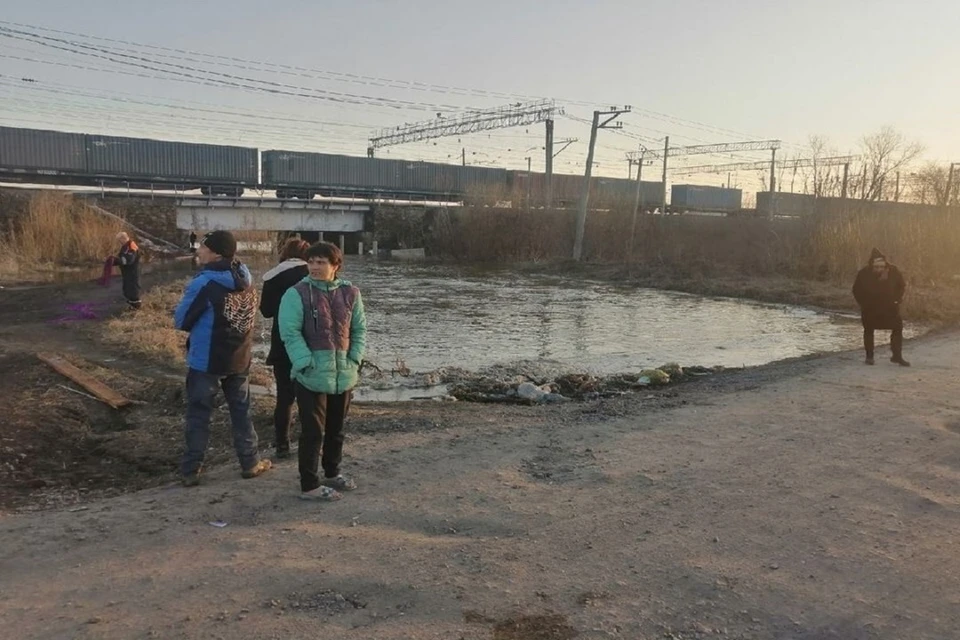 К поискам мальчика, пропавшего у реки в Оби, приступили водолазы. Фото: Анастасия Будникова.