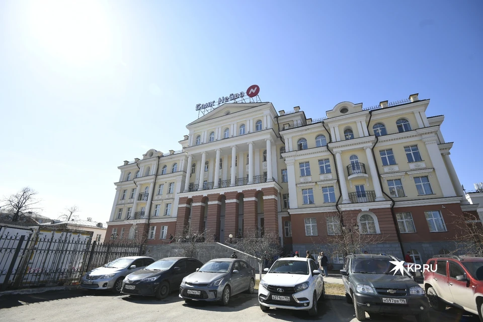 Утром офис банка осаждали разгневанные клиенты