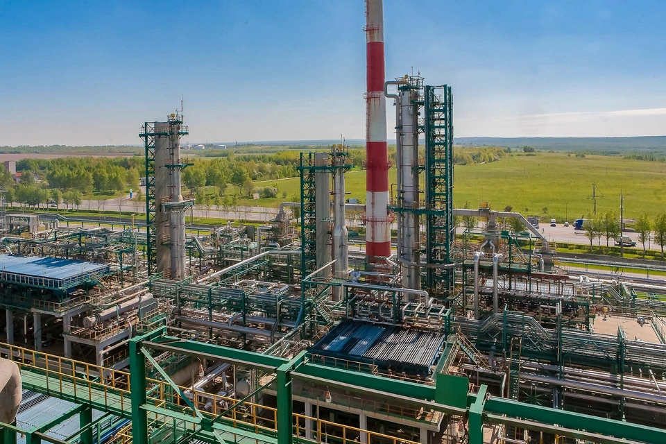 Предприятия «Газпром нефти» переходят на технологии глубокой переработки нефти. Фото: пресс-служба «Славнефть-ЯНОС».