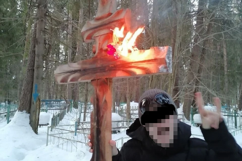 Молодые люди поджигали кресты и венки на местном кладбище. Фото: vk.com/zlo43