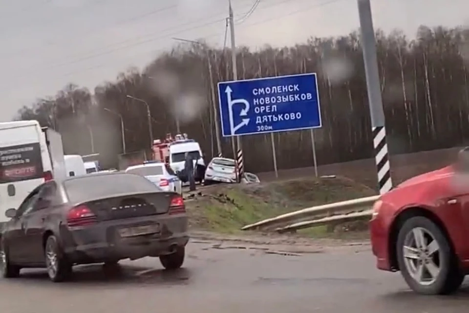 На повороте в брянский поселок Мичуринский столкнулись легковушка и ГАЗель. Фото: "Подслушано Брянск", vk.com.
