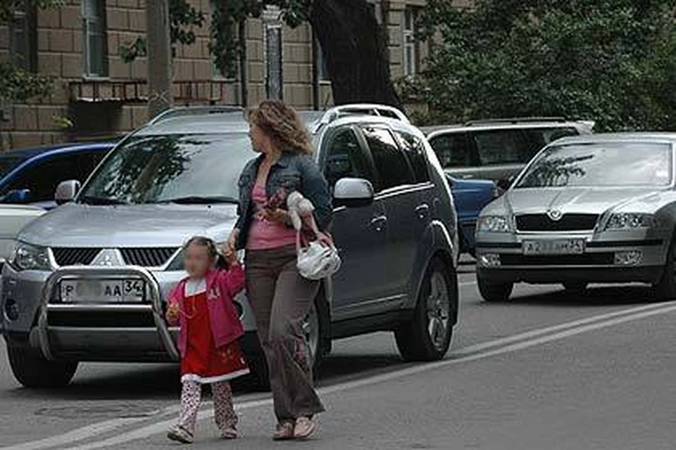 Взрослые, позаботьтесь о том, чтобы ваши дети соблюдали ПДД на дорогах.