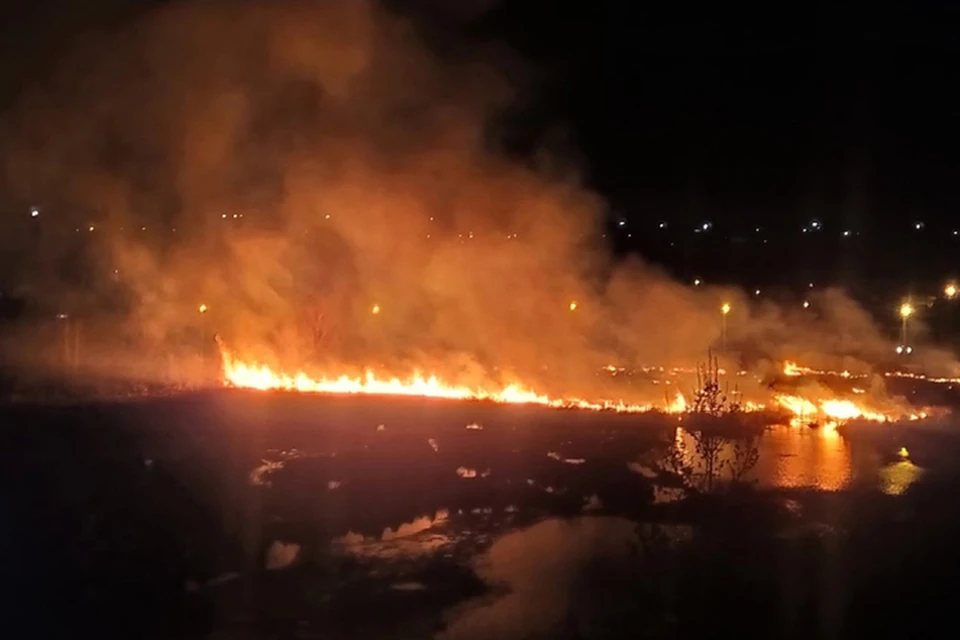 Оз молл горит. Пожар в Нижнем Новгороде вчера. Горящее озеро Кахынайдах. 13.04.2020г. Пожар в Нижегородской. 13.04.2020г. Пожар в Нижегородской д.Березовка.