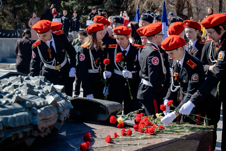 Представители поисковых отрядов возложили цветы к Мемориалу "Вечный огонь" в Челябинске.