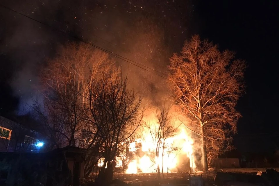 В селе Каменка в Новосибирской области вечером 20 апреля загорелся частный дом.
