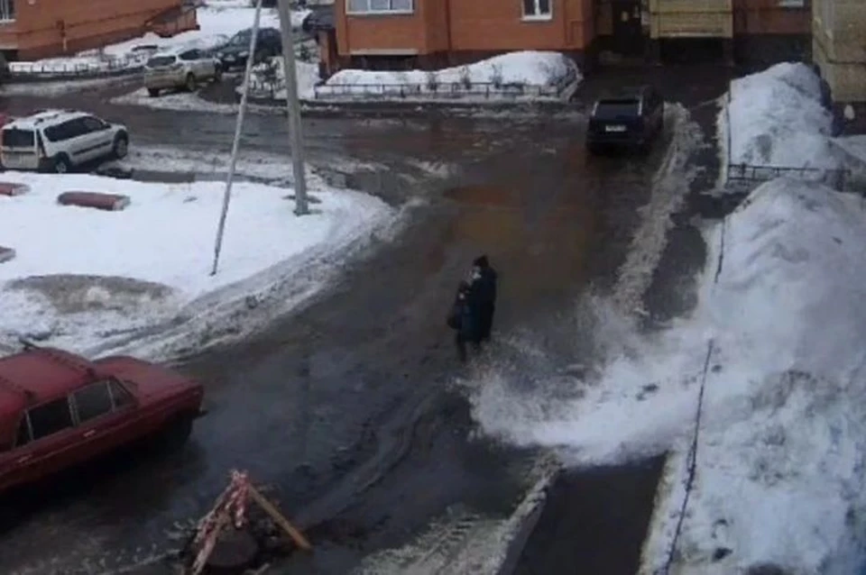 Женщина успела выхватить сына из-под летящей на него глыбы снега. Скриншот с видео, группа "Клуб "Норские резиденции" ВКонтакте
