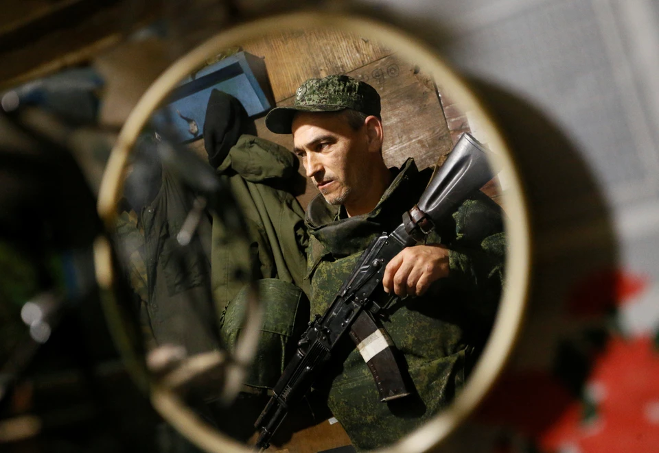 Боец сил обороны ЛНР на позициях на Донбассе.