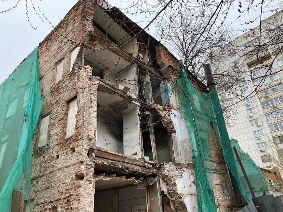 Обрушилась стена дома в центре Саратова