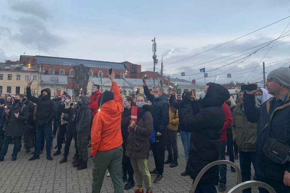 Митингующие на площади