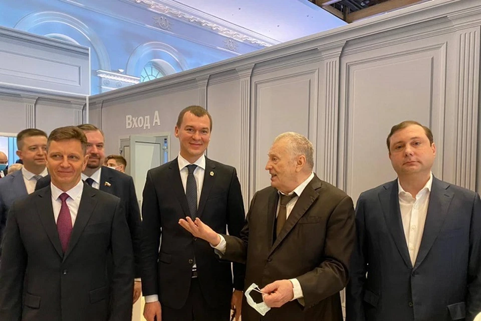 Михаил Дегтярев с коллегами из ЛДПР в кулуарах перед Посланием президента